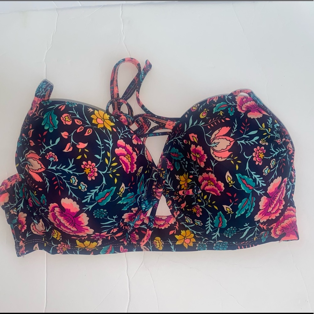 New without Tags Xhilaration Bikini Top  D/DD
Colorful floral print